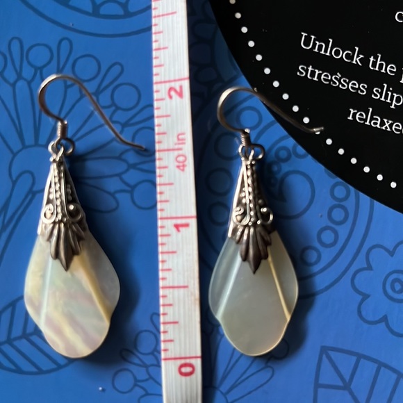 Vintage Silver and mother of pearl earrings. EUC! Beautiful! - Picture 3 of 4